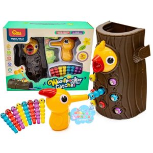 PÁJARO CARPINTERO Y GUSANOS MAGNÉTICOS